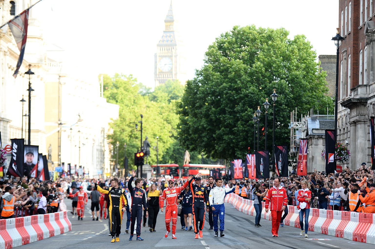 LONDON, ENGLAND - JULY 12:  The F1 drives wave to the fans during F1 Live London at Trafalgar Square on July 12, 2017 in London, England.  F1 Live London, the first time in Formula 1 history that all 10 teams come together outside of a race weekend to put on a show for the public in the heart of London.  (Photo by Patrik Lundin/Getty Images for Formula 1) // Getty Images / Red Bull Content Pool  // P-20170713-00105 // Usage for editorial use only // Please go to www.redbullcontentpool.com for further information. //